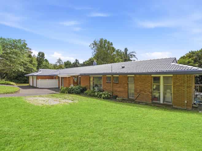 221 Point View Drive, East Tamaki Heights