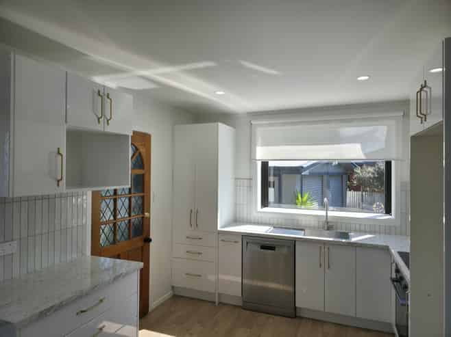 909A Dufferin Street, Akina