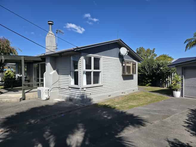 909A Dufferin Street, Akina