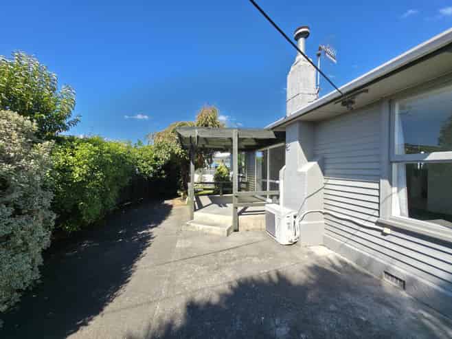 909A Dufferin Street, Akina