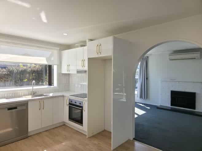 909A Dufferin Street, Akina