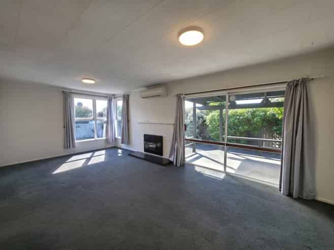 909A Dufferin Street, Akina