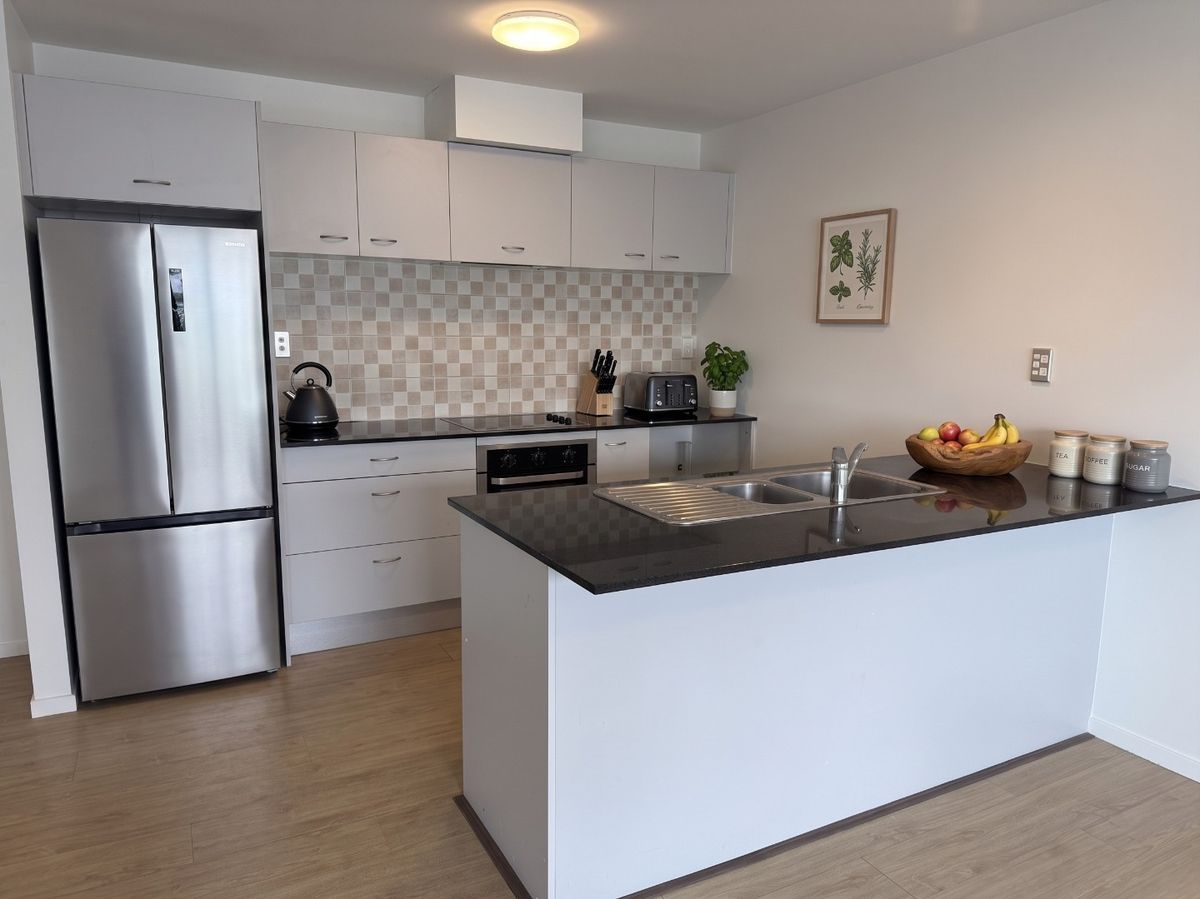 Three Bedroom Apartment in the heart of Onehunga, Onehunga