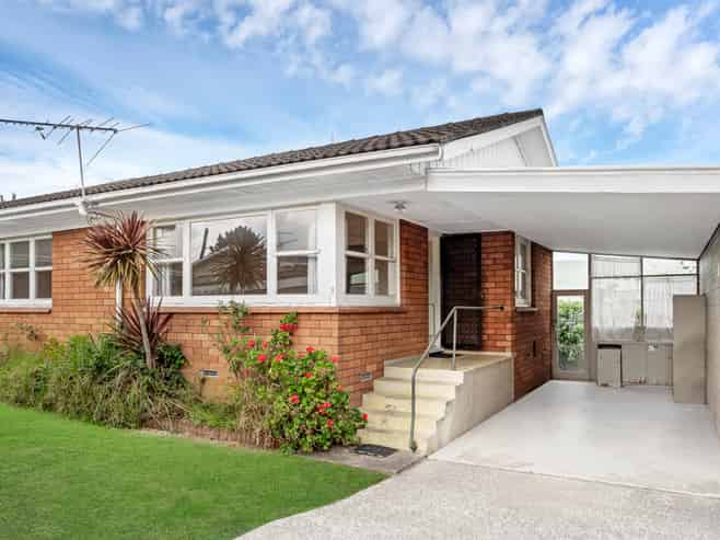 2/62 Great South Road, Papakura