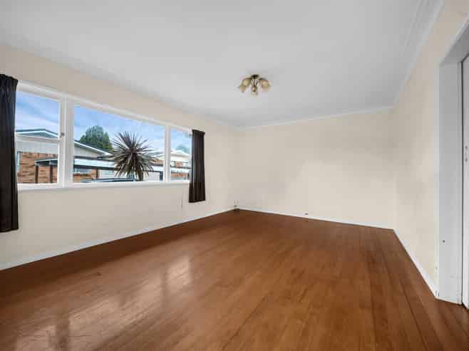 2/62 Great South Road, Papakura