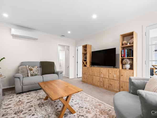 1/1 Saulbrey Grove, Woburn