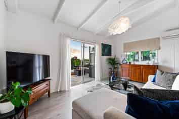 14 Domain Crescent, Muriwai