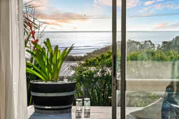 14 Domain Crescent, Muriwai