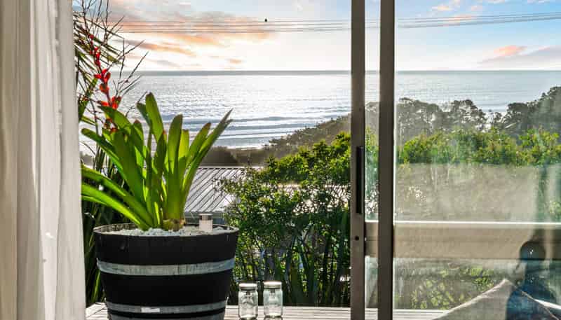 14 Domain Crescent, Muriwai