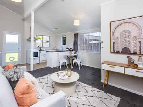 22B Akron Grove, Totara Park
