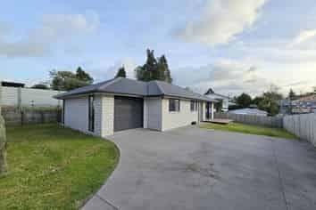 12A Grayson Avenue, Mangakakahi