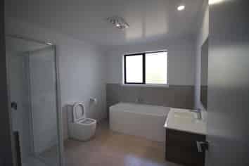 12A Grayson Avenue, Mangakakahi