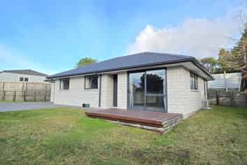 12A Grayson Avenue, Mangakakahi