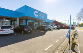 Light-Filled Cameron Road Workspace with a Modern Edge