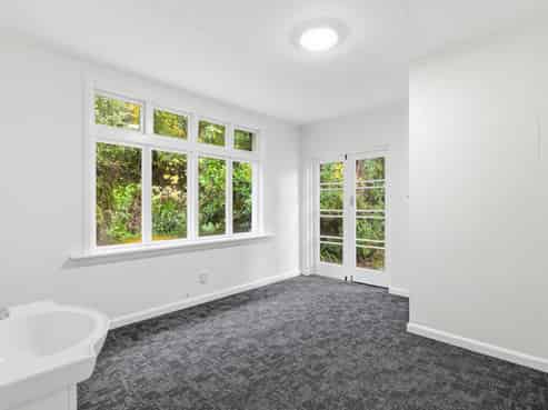 Ground Floor North Dunedin Space With Parking