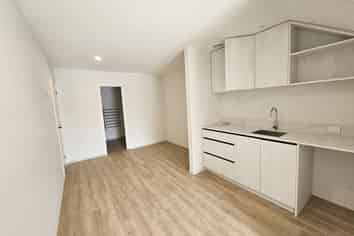 7 Le Mans Grove, Cromwell