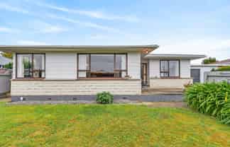 2A Read Crescent, Clive