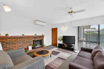 2A Read Crescent, Clive