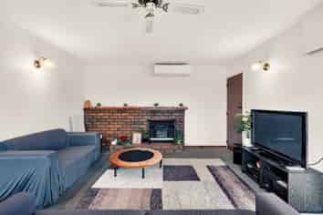 2A Read Crescent, Clive