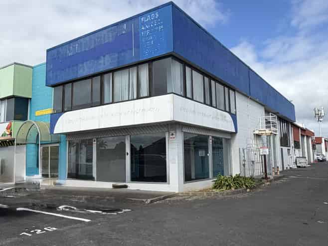 330sqm Showroom & Warehouse - Must Sell