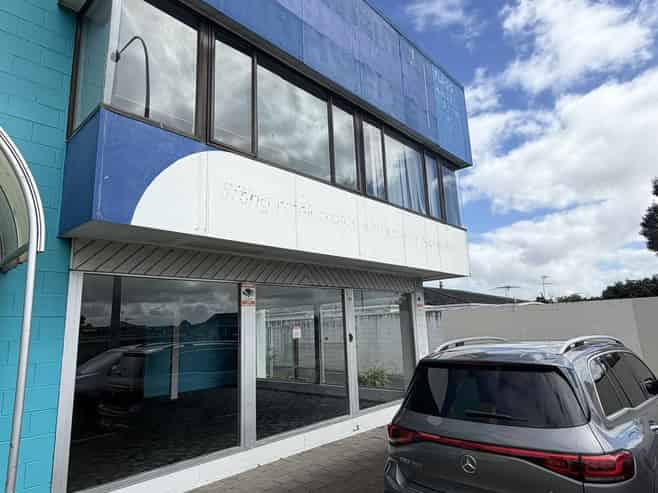 330sqm Showroom & Warehouse - Must Sell