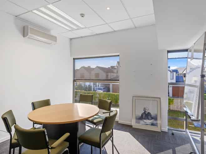 First-Floor Office – Airport Proximity