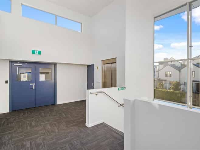 First-Floor Office – Airport Proximity