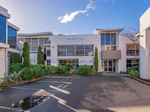 First-Floor Office – Airport Proximity