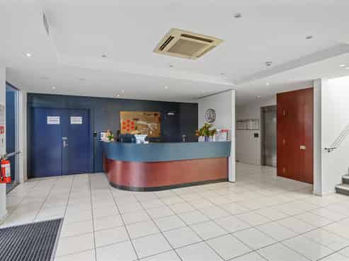 First-Floor Office – Airport Proximity