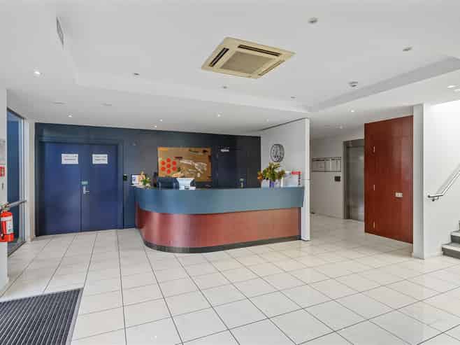 First-Floor Office – Airport Proximity