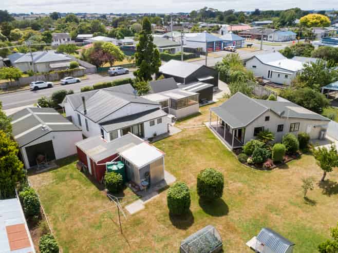 121-123 High Street, Bulls