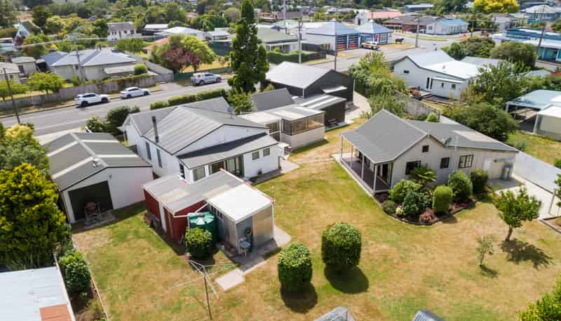 121-123 High Street, Bulls