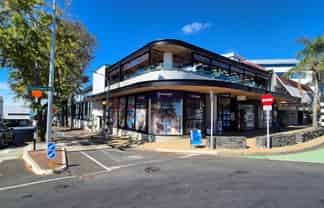 UNBEATABLE PROFILE ON HURSTMERE ROAD
