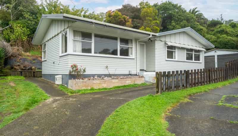 3 Jonathan Way, Paparangi