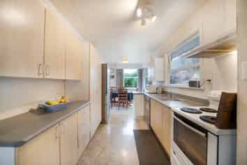 3 Jonathan Way, Paparangi