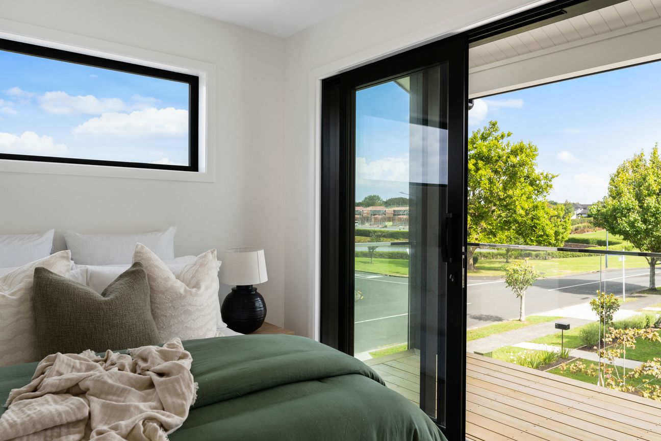 Location & Lake Views - Brand New in Karaka Lakes - Meer