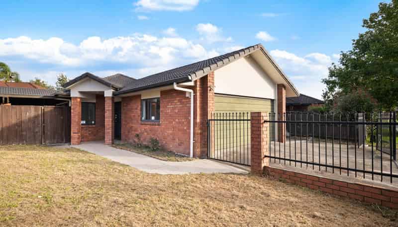 8 Carisbrook Crescent, Papakura