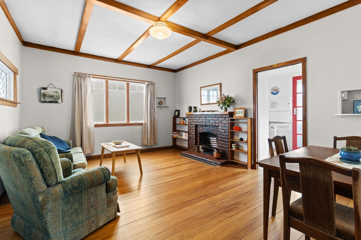 CHARACTER BUNGALOW - 720 m² SECTION (RES B), Westown