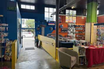 Cool retail lease corner Dalton and Dickens Street