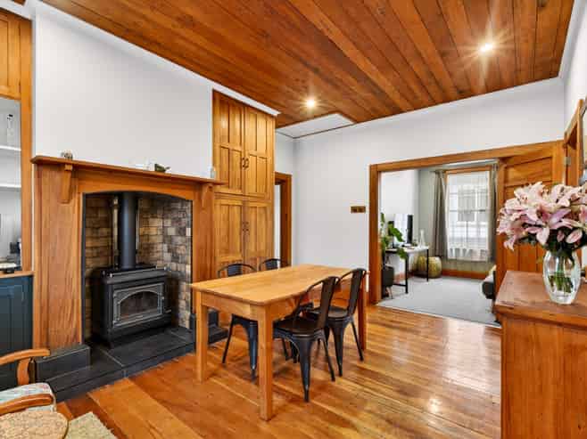 921 Willowpark Road North, Mayfair