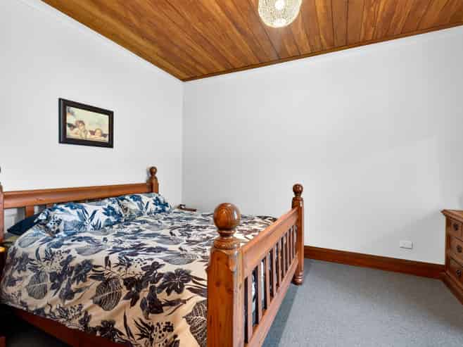 921 Willowpark Road North, Mayfair