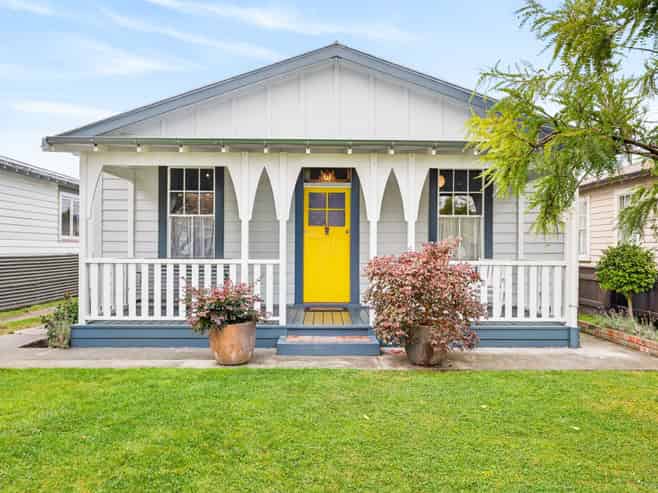 921 Willowpark Road North, Mayfair