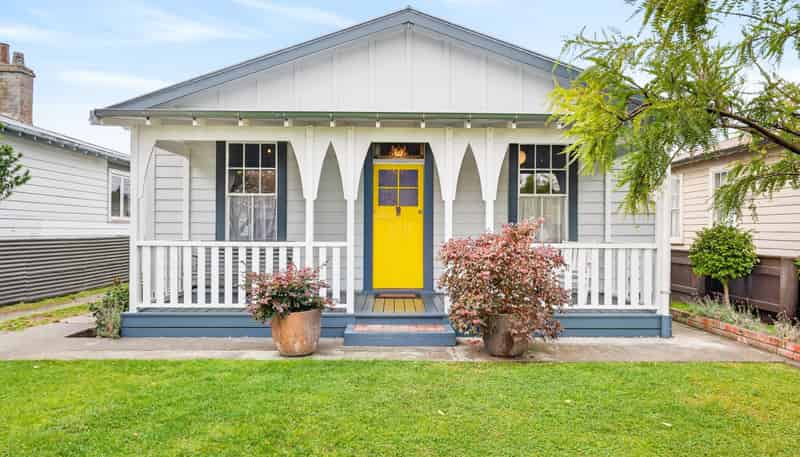 921 Willowpark Road North, Mayfair