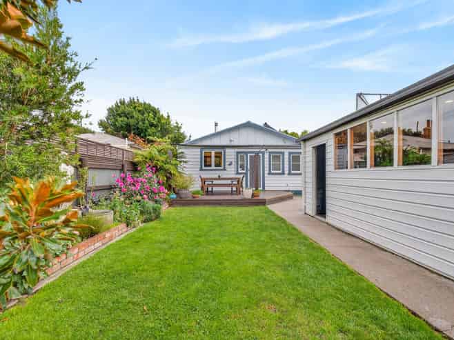 921 Willowpark Road North, Mayfair