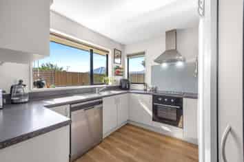 6 Sheraton Place, Redwood