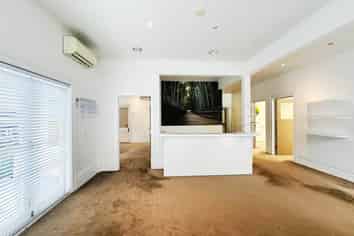 PRIME CORNER, AFFORDABLE RENT
