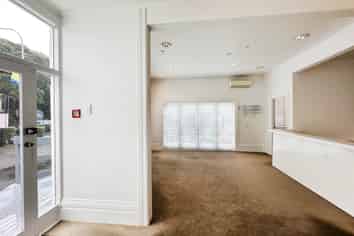 PRIME CORNER, AFFORDABLE RENT
