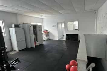 High-Exposure 250sqm Space - Glen Eden