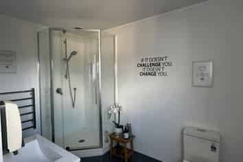 High-Exposure 250sqm Space - Glen Eden