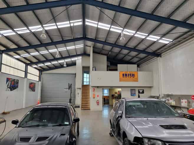 Well presented workshop with yard